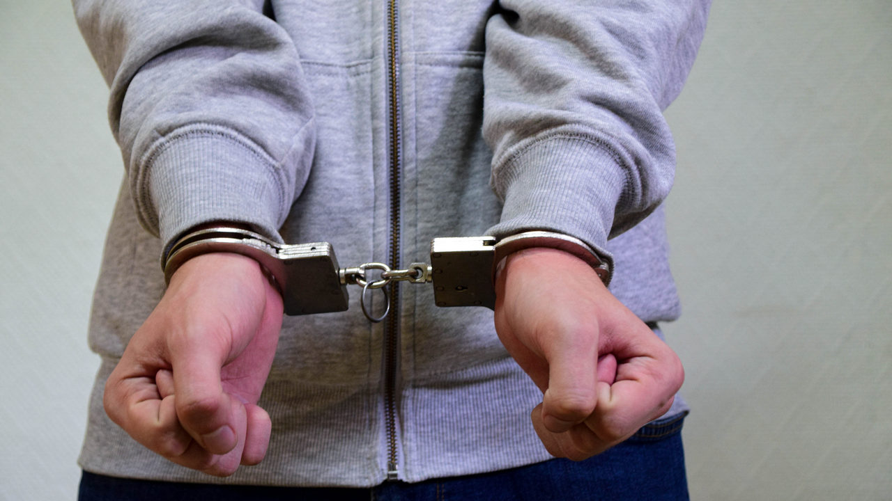 Унес все, что смог: в Челябинске бездомный украл со стройки инструменты