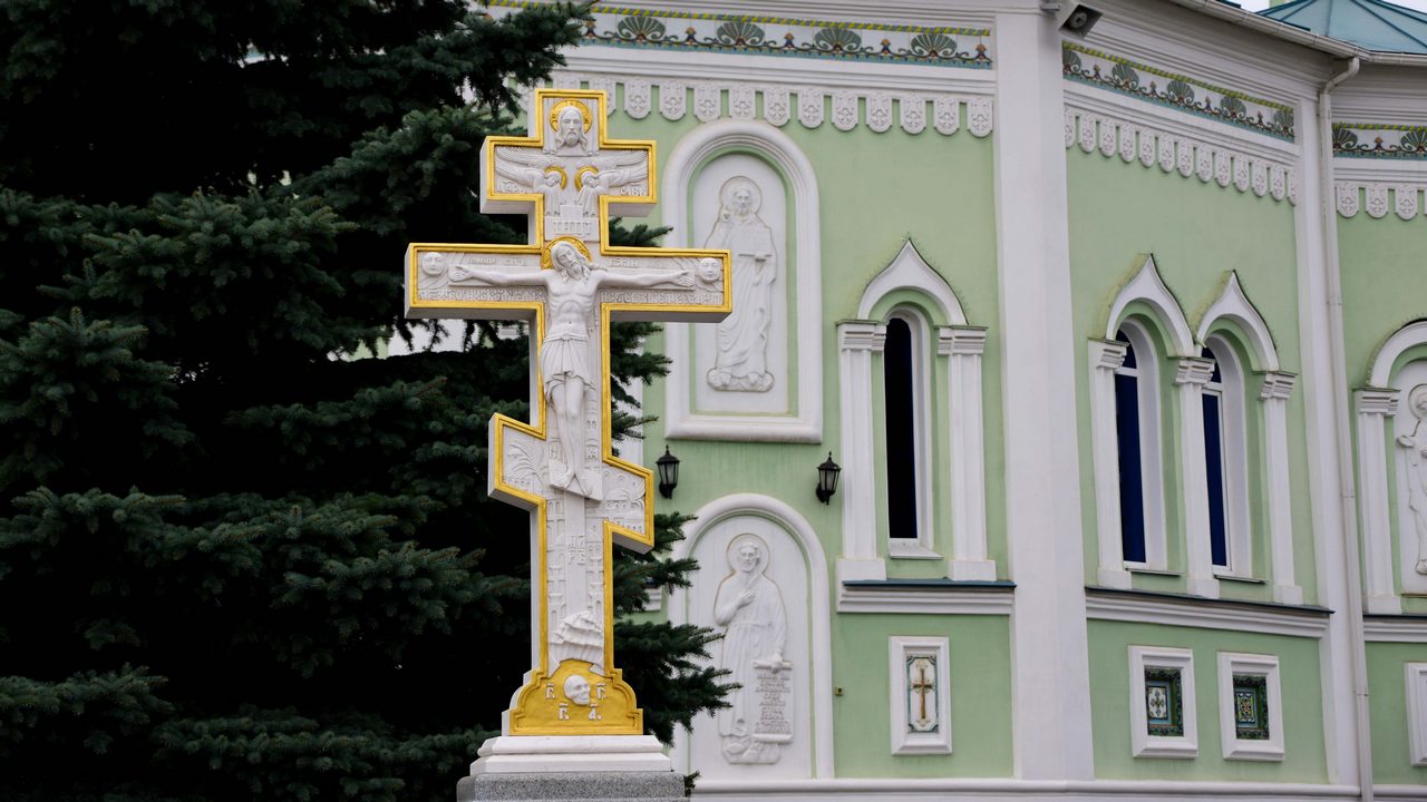 Святую воду раздают в храмах Челябинской области в Крещение 