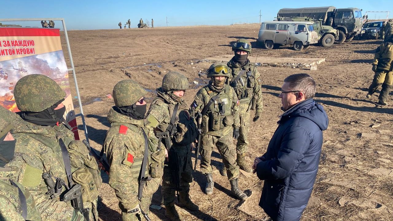 Полпред в УрФО Якушев встретился с уральскими военнослужащими в ЛНР