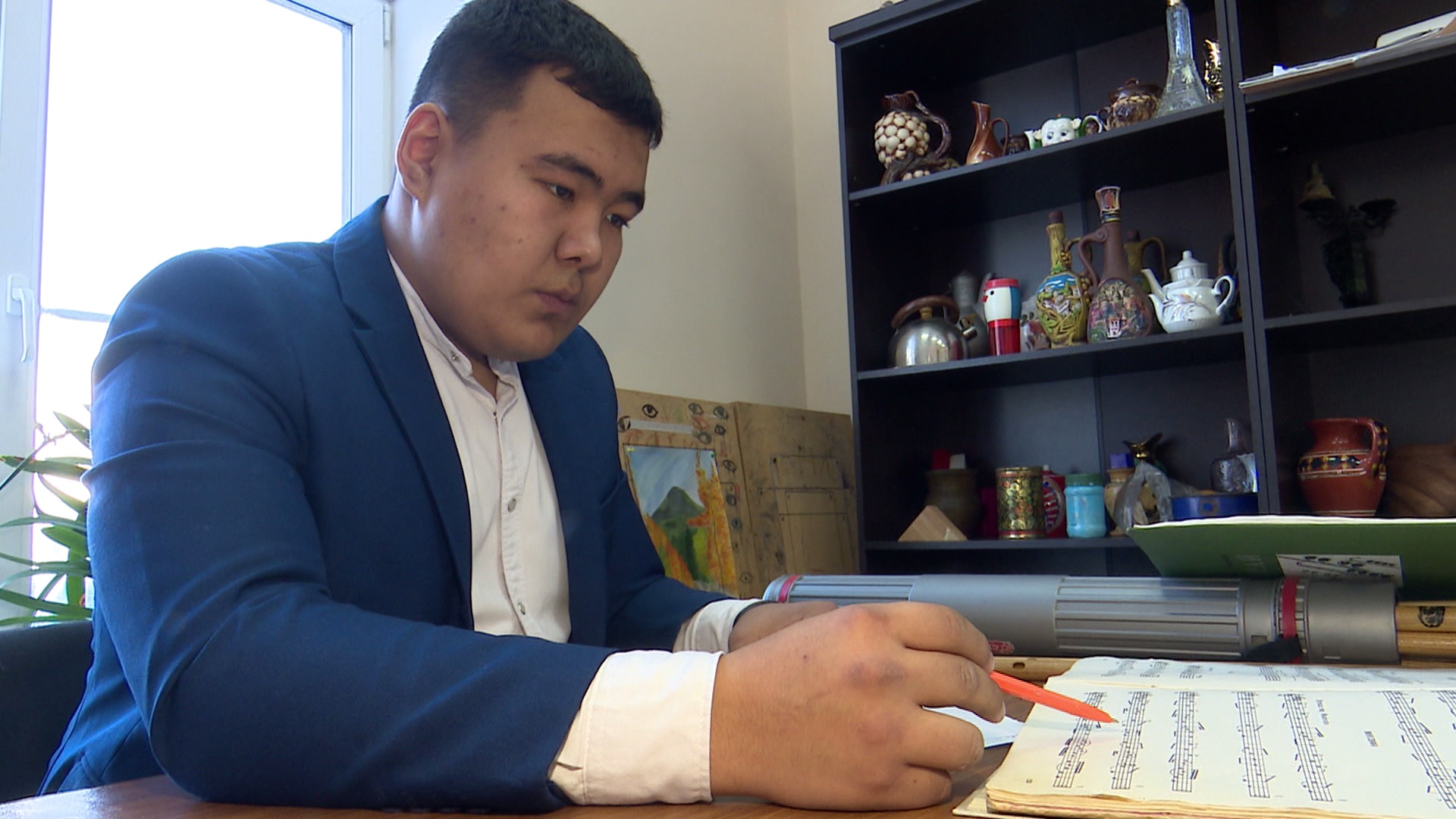 Преподаватель в Челябинской области обучает детей игре на курае Преподаватель в Челябинской области обучает детей игре на курае