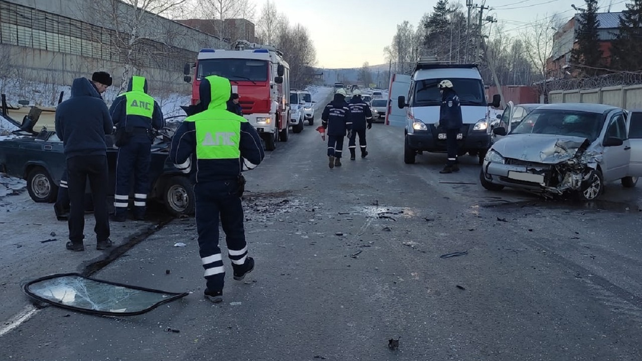 В жесткой аварии в Челябинской области пострадали 4 человека