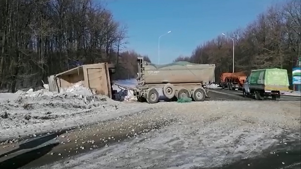 Фура с щебнем перевернулась на границе Челябинской области с Башкирией ВИДЕО Фура с щебнем перевернулась на границе Челябинской области с Башкирией ВИДЕО