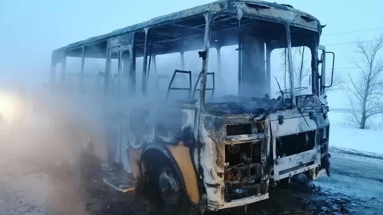 Школьный автобус загорелся на ходу в Челябинской области
