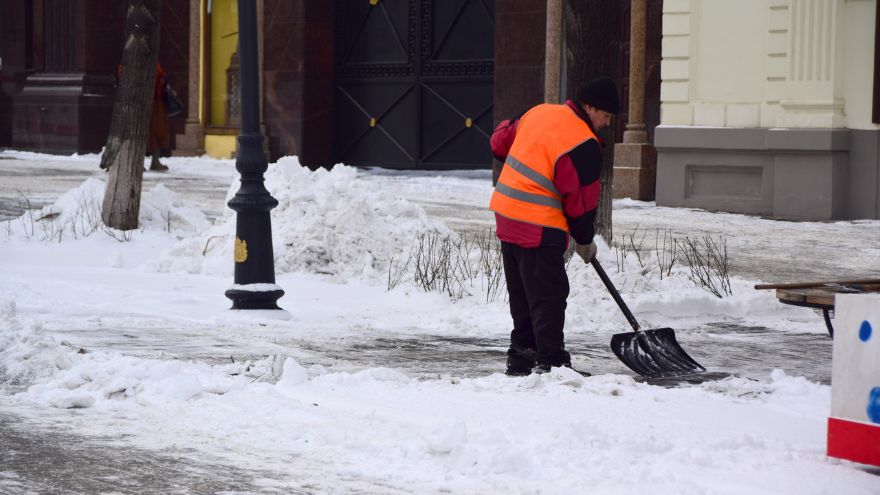 В Челябинске усилили меры по уборке снега на остановках и во дворах