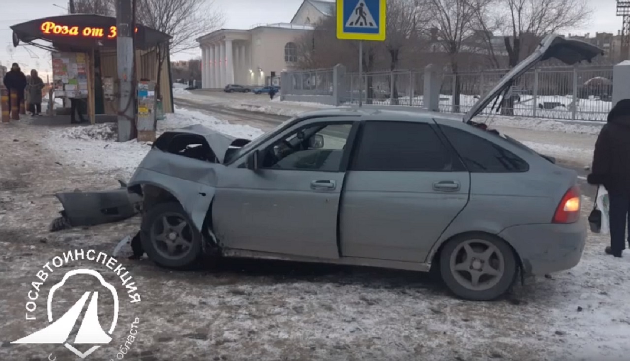 В Челябинске машина вылетела на тротуар и едва не сбила пешехода