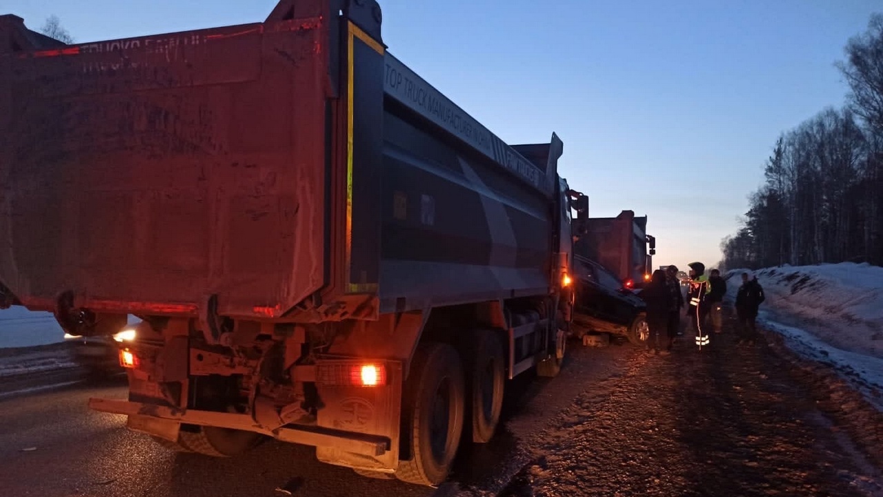 В Челябинской области легковую машину зажало между грузовиками