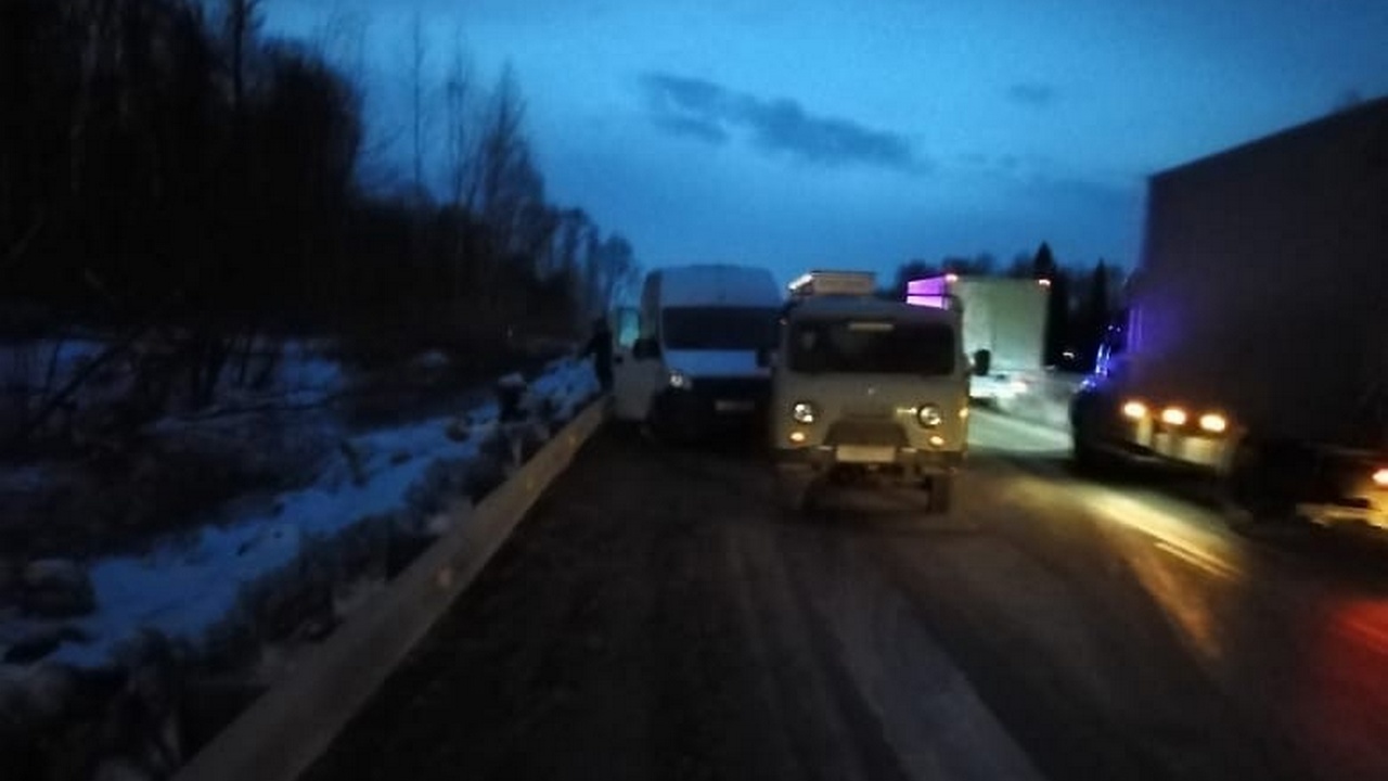 Массовая авария с 4 автомобилями произошла на трассе в Челябинской области