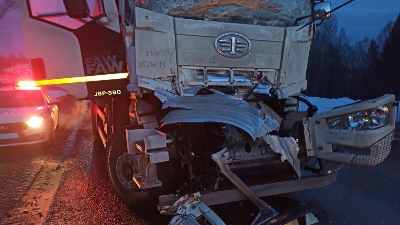 В Челябинской области легковую машину зажало между грузовиками
