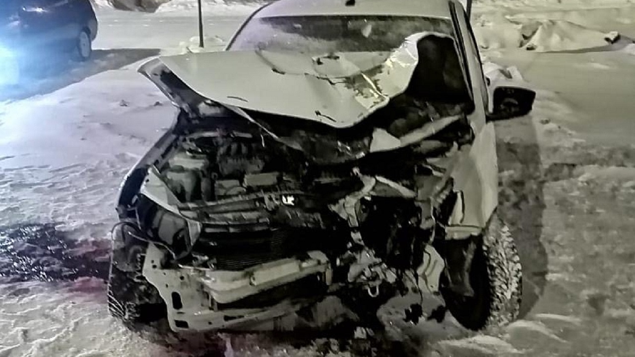 Легковой автомобиль врезался в столб в Челябинске, есть пострадавший Легковой автомобиль врезался в столб в Челябинске, есть пострадавший