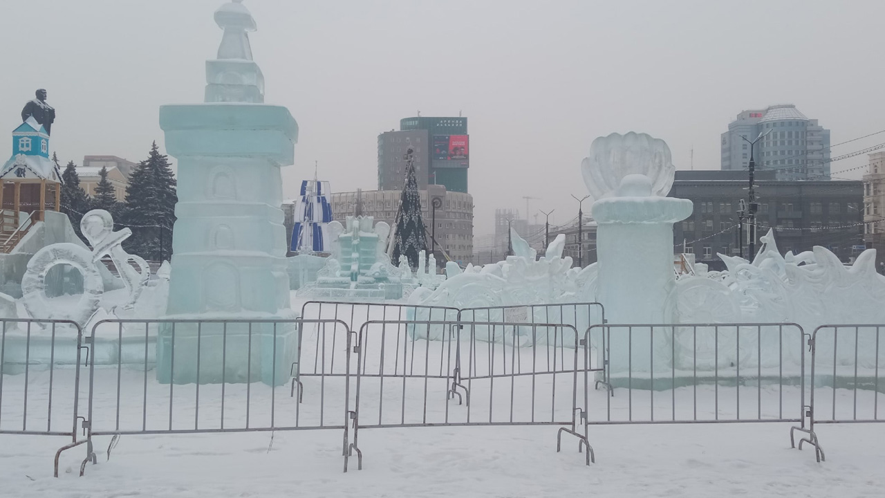 Вот и празднику конец: в Челябинске разбирают главный ледовый городок
