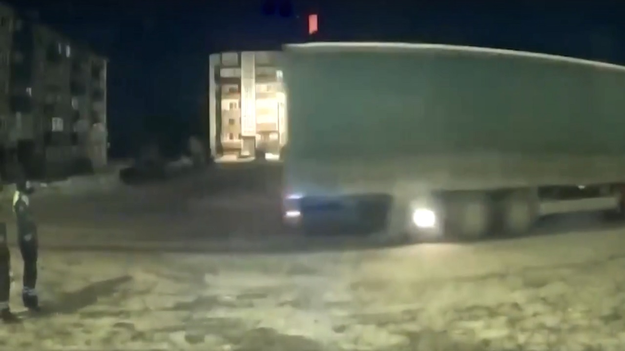 Полицейские в Челябинской области спасли водителя вспыхнувшего грузовика ВИДЕО