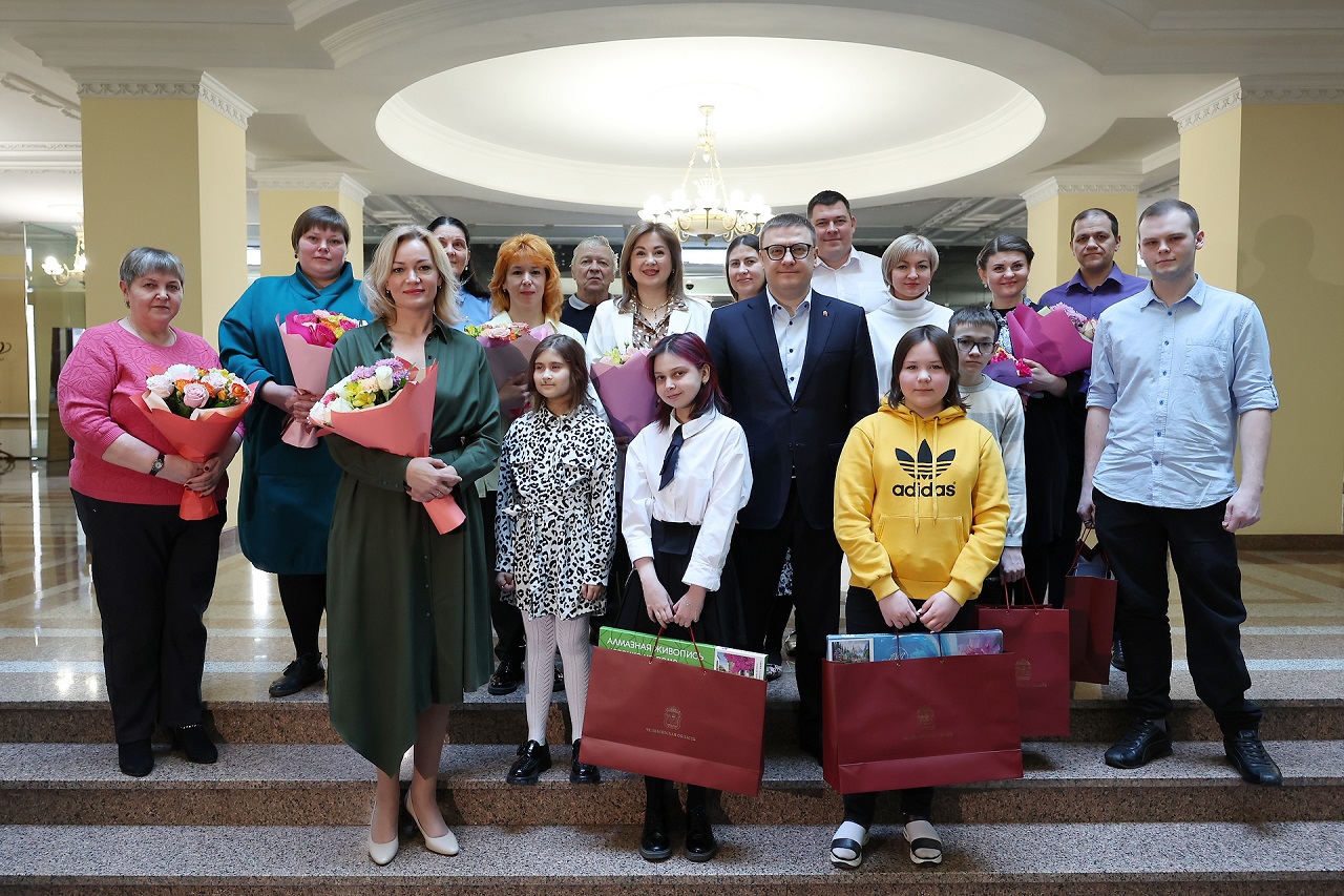 Губернатор Текслер пообщался с детьми, победившими рак Губернатор Текслер пообщался с детьми, победившими рак