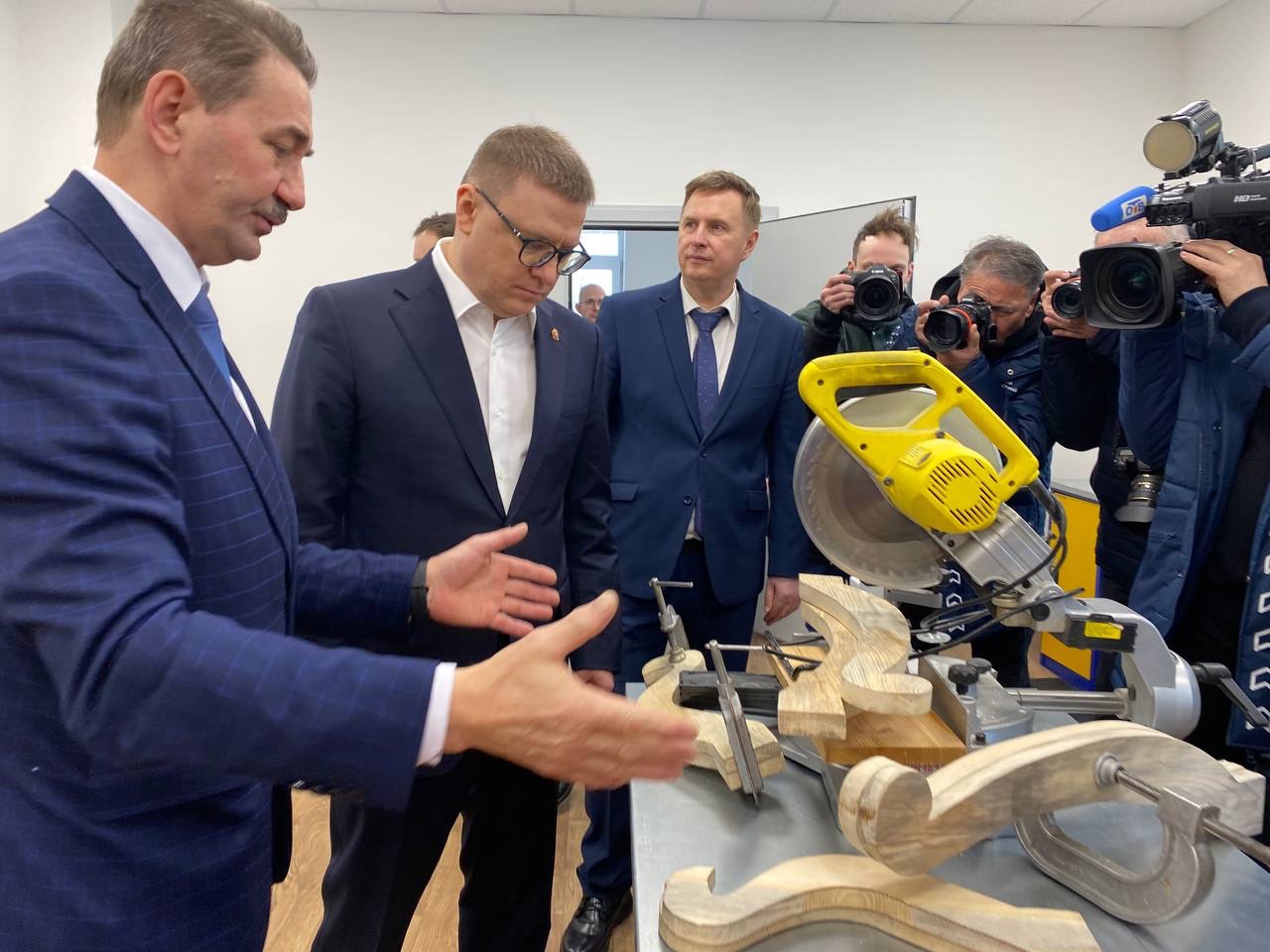 Открытие ледовой арены и переподготовка кадров: губернатор Текслер в Озерске Открытие ледовой арены и переподготовка кадров: губернатор Текслер в Озерске