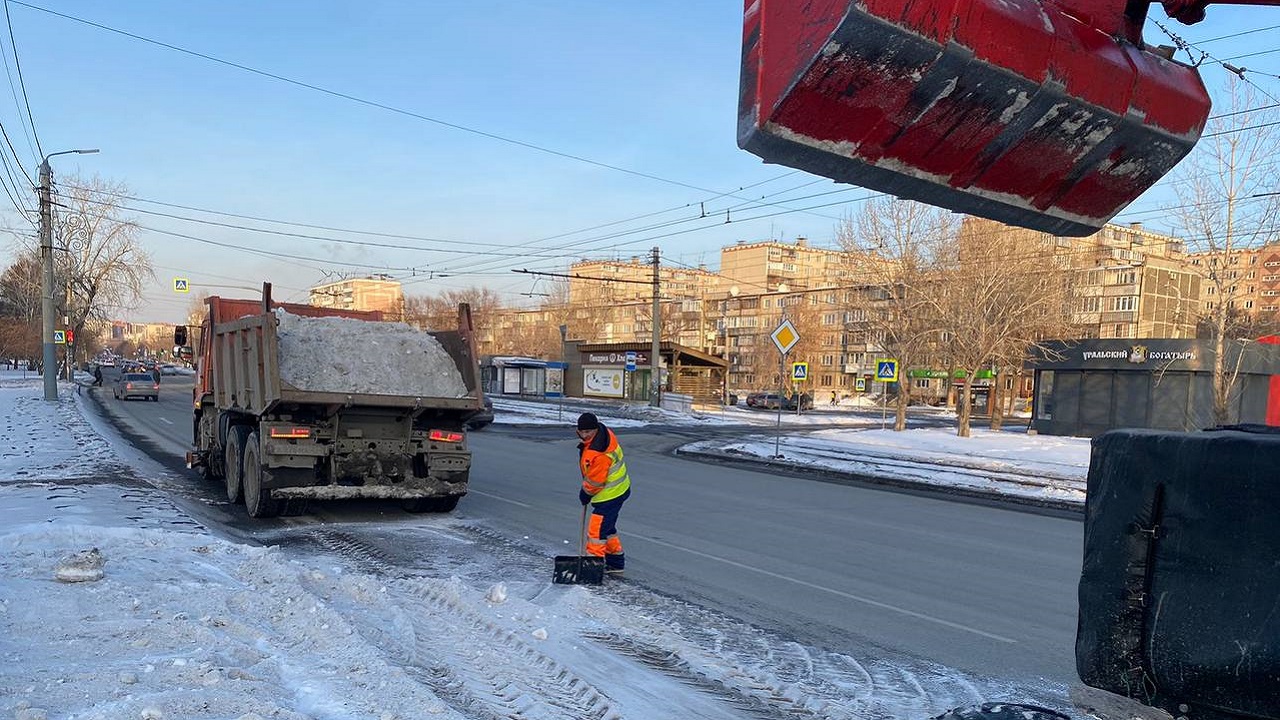 Глава Челябинска потребовала усилить уборку тротуаров от наледи Глава Челябинска потребовала усилить уборку тротуаров от наледи