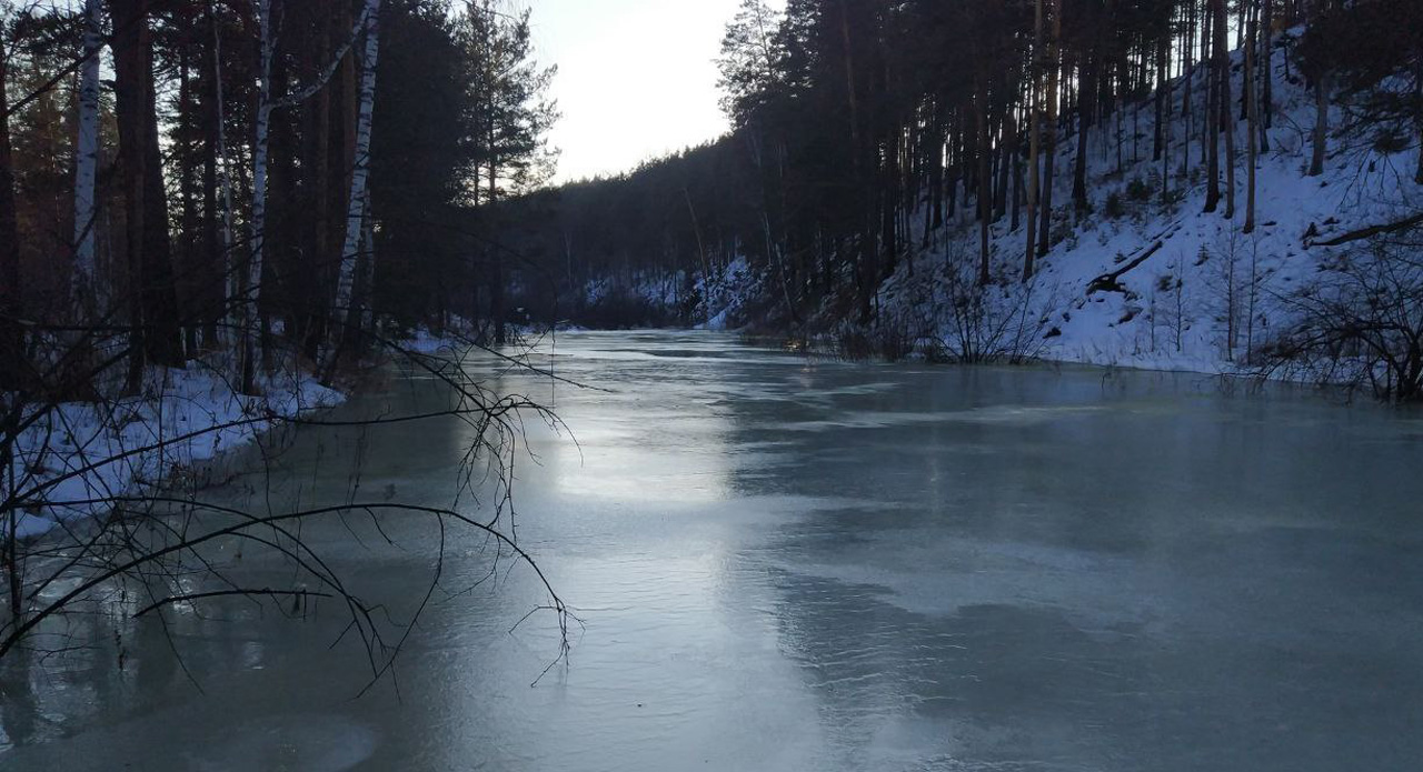 Двухслойный лед образовался на реке в Челябинской области