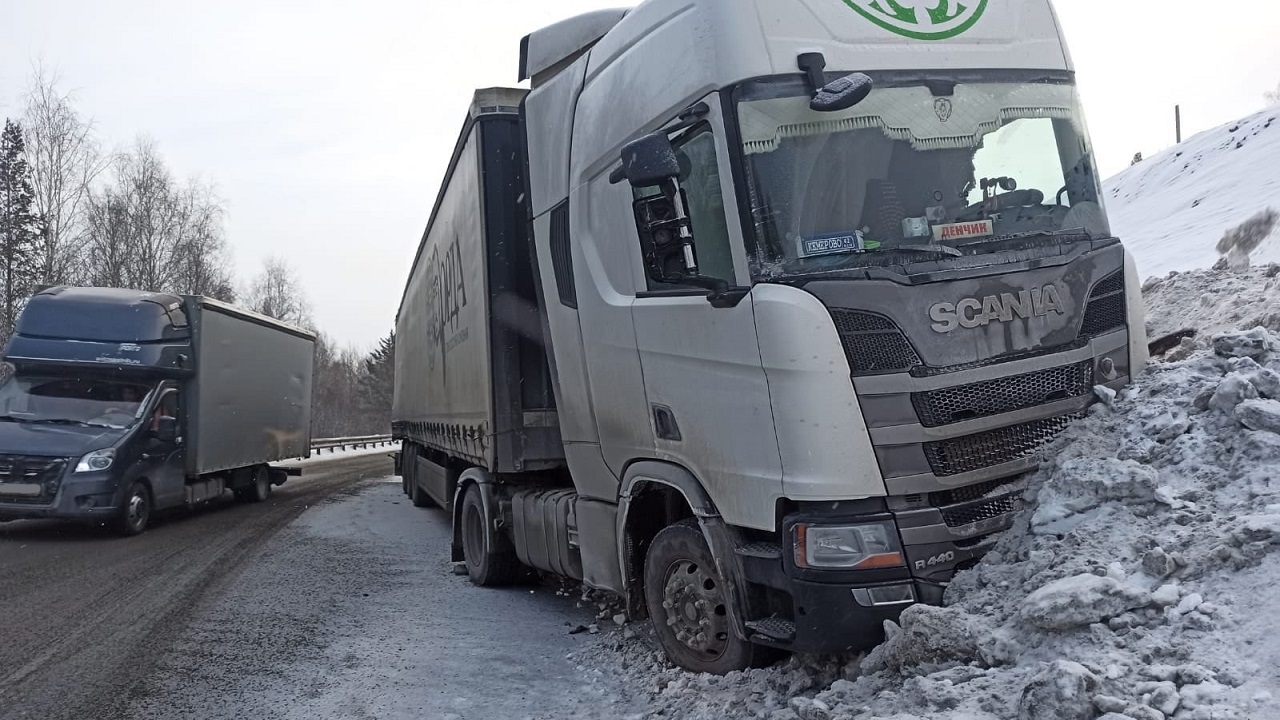 На трассе М5 в Челябинской области большегруз застрял в сугробе и перегородил дорогу