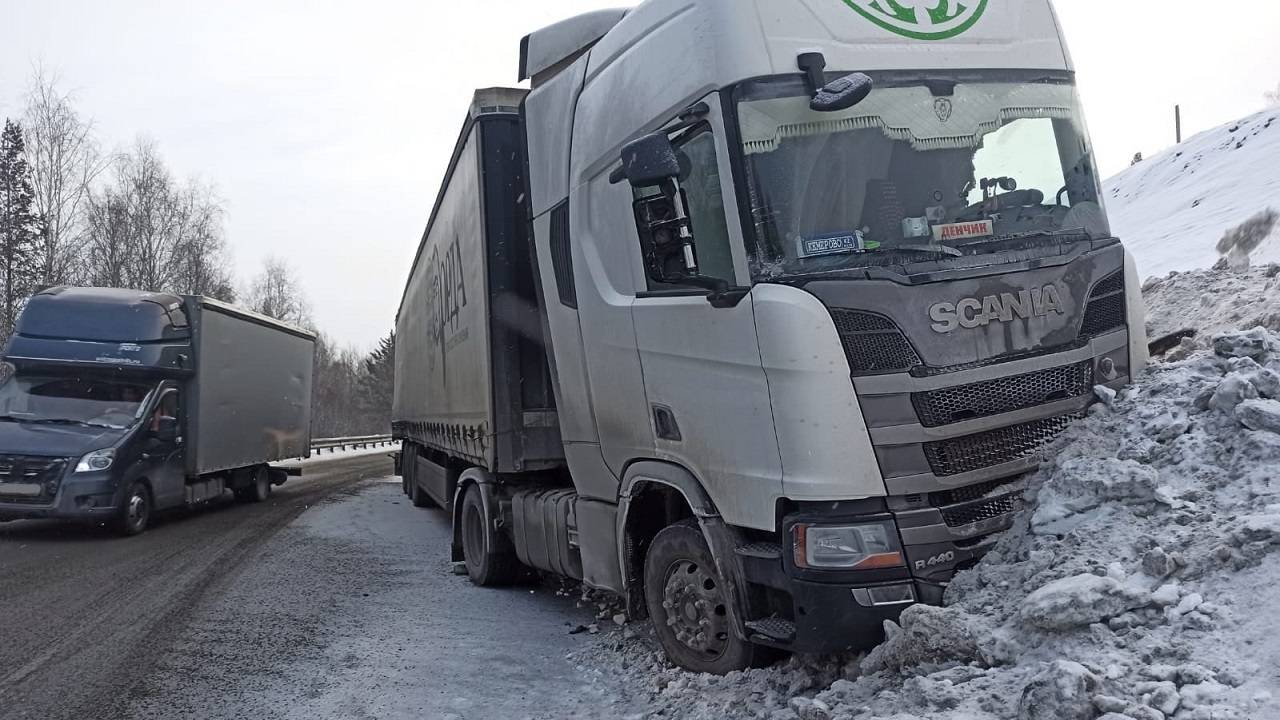 На трассе М5 в Челябинской области большегруз застрял в сугробе и перегородил дорогу На трассе М5 в Челябинской области большегруз застрял в сугробе и перегородил дорогу