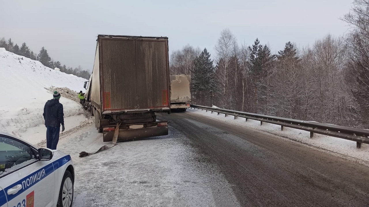 На трассе М5 в Челябинской области большегруз застрял в сугробе и перегородил дорогу