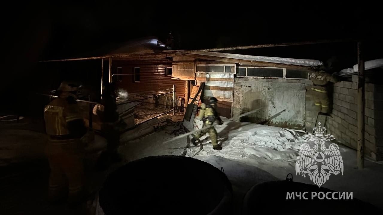 Во время ночного пожара в Челябинской области спасли жизнь 11-летнего ребенка
