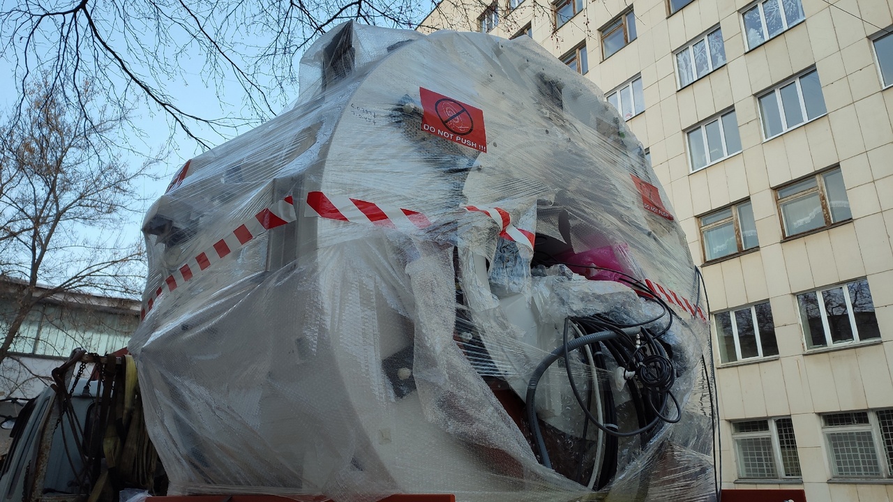 Тащили краном в окно: в больницу Миасса привезли современный аппарат МРТ
