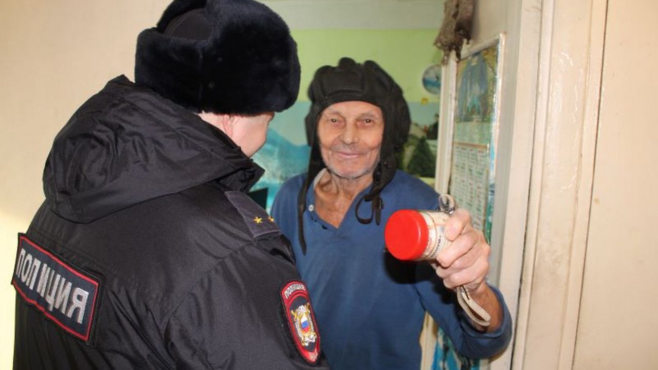 В супермаркете под Челябинском нашли банку с большими деньгами и вернули пенсионеру 