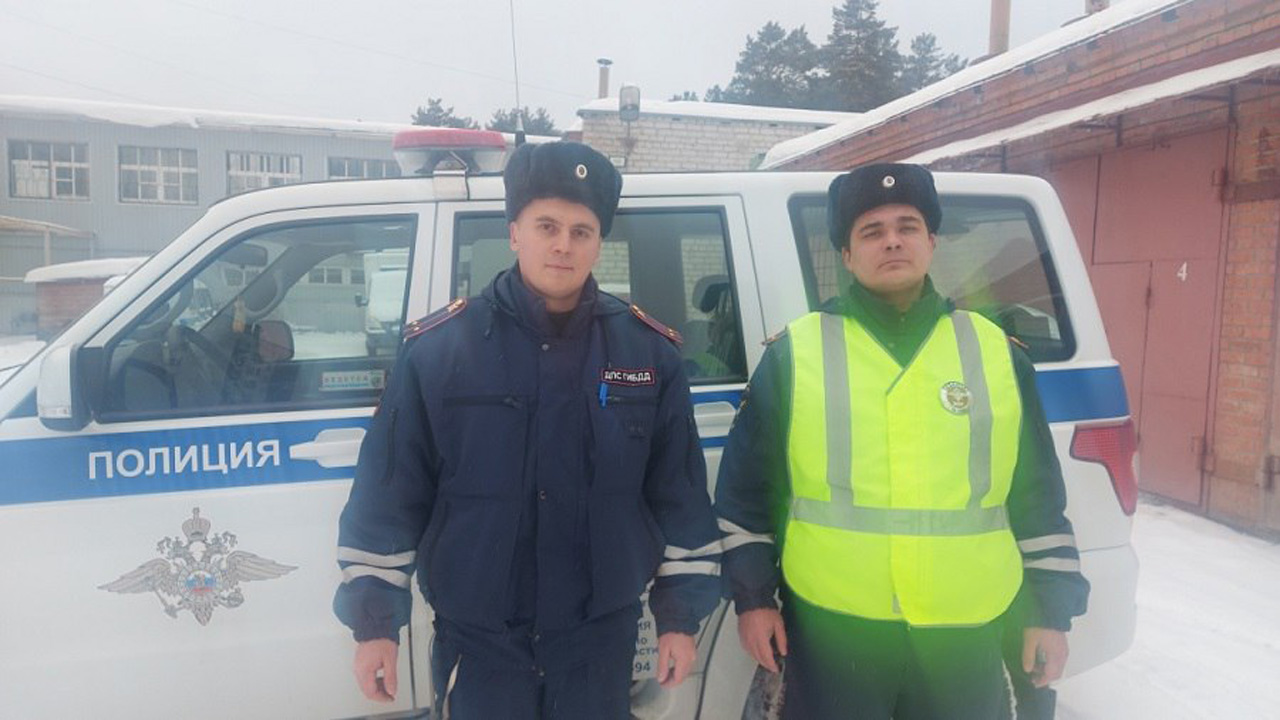 Полицейские спасли замерзающего в снегу пенсионера в Челябинской области