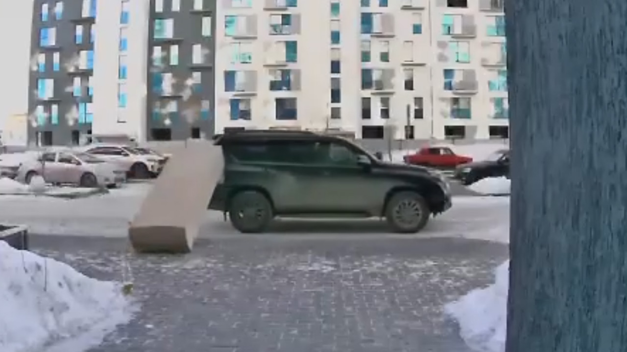 Во дворе Челябинска шкаф упал на проезжающий автомобиль