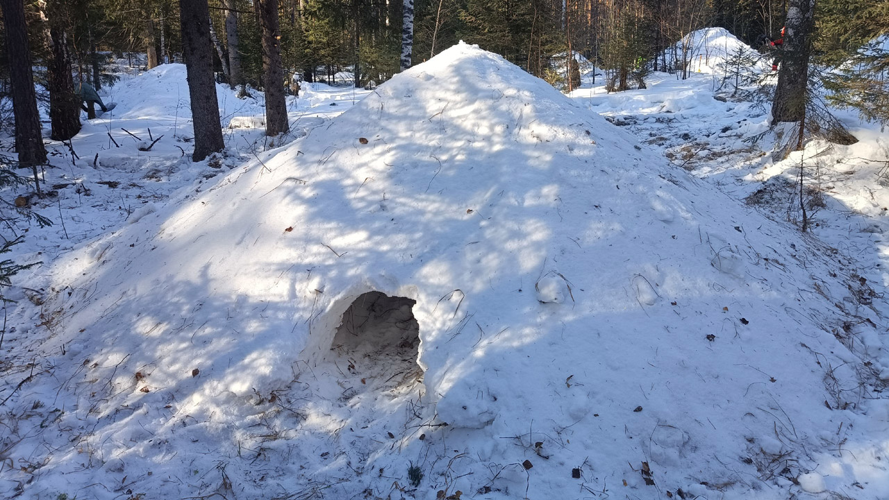 Деревню из снега построили в горах Челябинской области