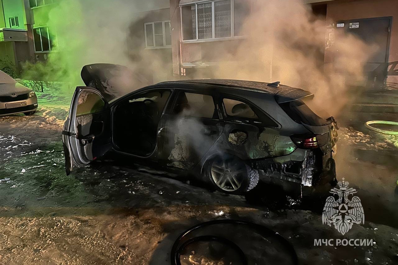 Два автомобиля загорелись у подъезда жилого дома в Челябинской области