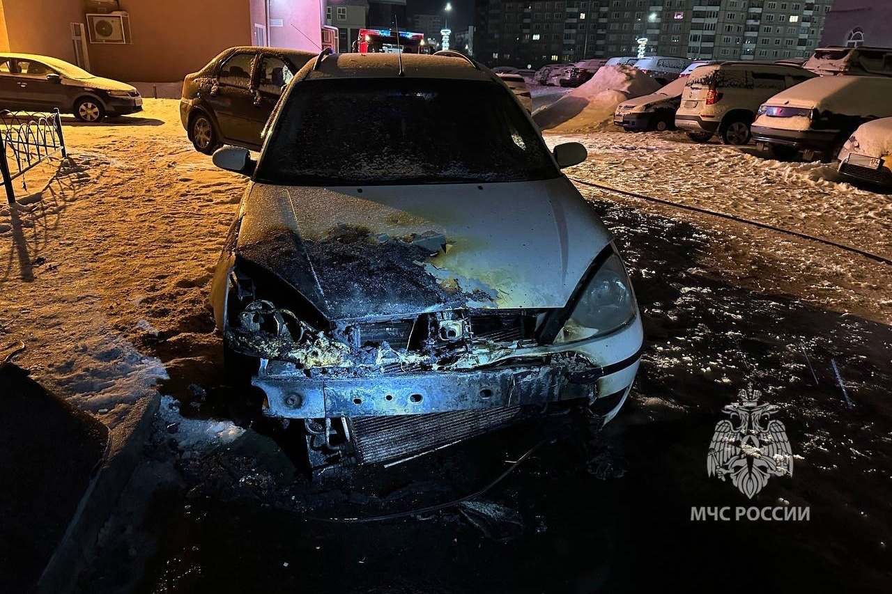 Два автомобиля загорелись у подъезда жилого дома в Челябинской области