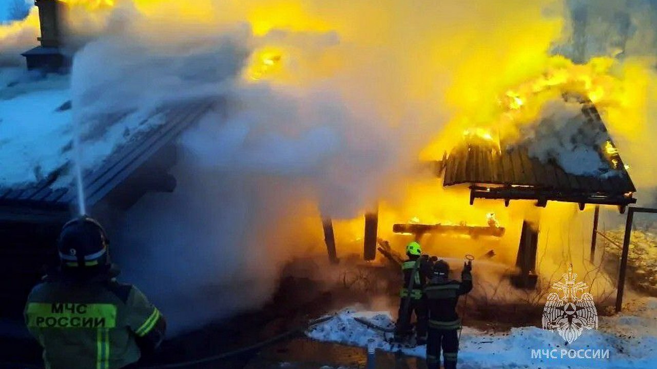 В Челябинске утренний пожар чуть не уничтожил жилой дом и баню