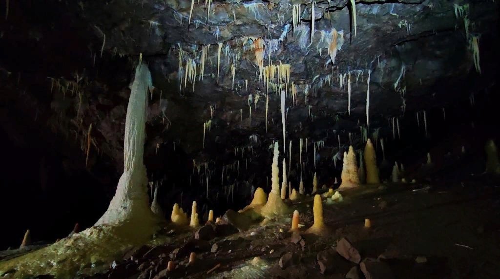 Кости древних животных и подземный ручей: южноуральцы спустились в неизведанную пещеру 