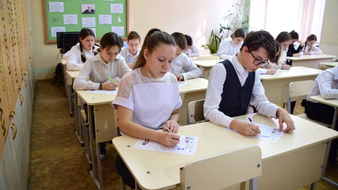 Письма поддержки: школьники из Челябинска написали послания защитникам Отечества 