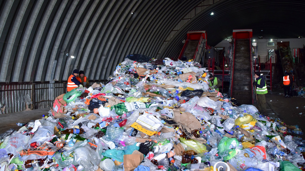 Жителям Челябинской области рассказали, как в регионе перерабатывается мусор