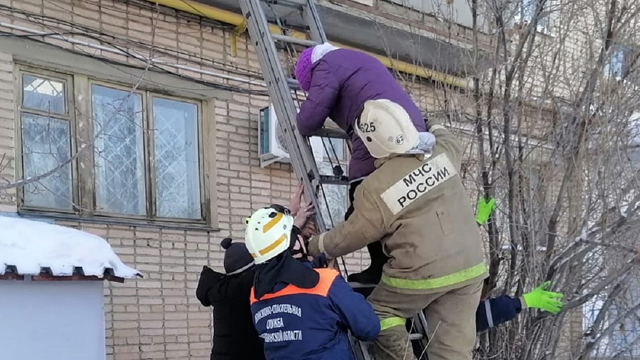 Ничего не помнила: на Южном Урале женщину сняли с козырька балкона на 3 этаже Ничего не помнила: на Южном Урале женщину сняли с козырька балкона на 3 этаже