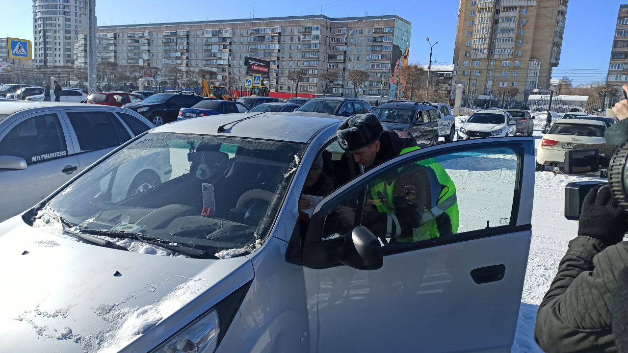В Магнитогорске сотрудники ГИБДД проводят рейды возле торговых центров В Магнитогорске сотрудники ГИБДД проводят рейды возле торговых центров