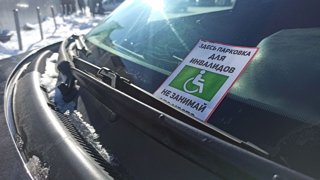 В Магнитогорске сотрудники ГИБДД проводят рейды возле торговых центров В Магнитогорске сотрудники ГИБДД проводят рейды возле торговых центров