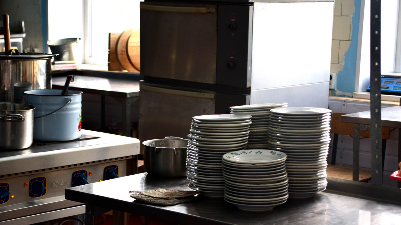 В школу в Челябинской области поступили говяжьи сардельки из свиного жира и смеси