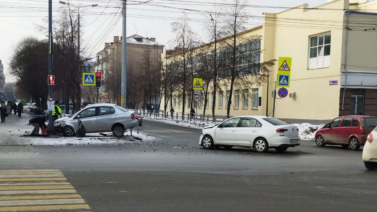 В Челябинске иномарка вылетела на тротуар и протаранила светофор