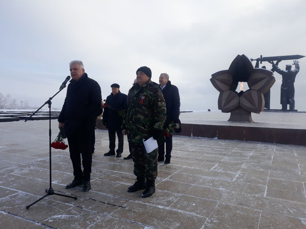 В Магнитогорске возложили цветы к монументу "Тыл - фронту"