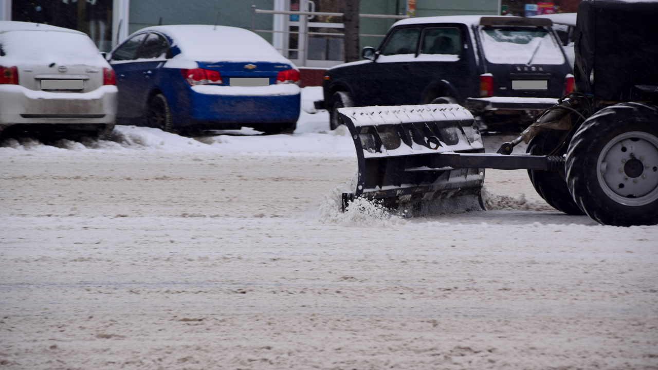 Сугробы на обочинах: качество уборки улиц проверили в Челябинске