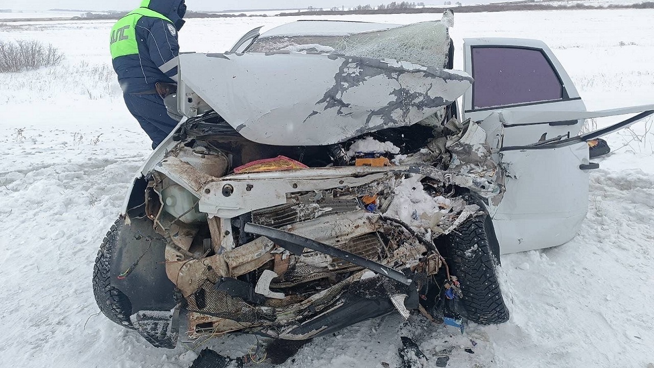 Грузовик протаранил легковой автомобиль на трассе в Челябинской области