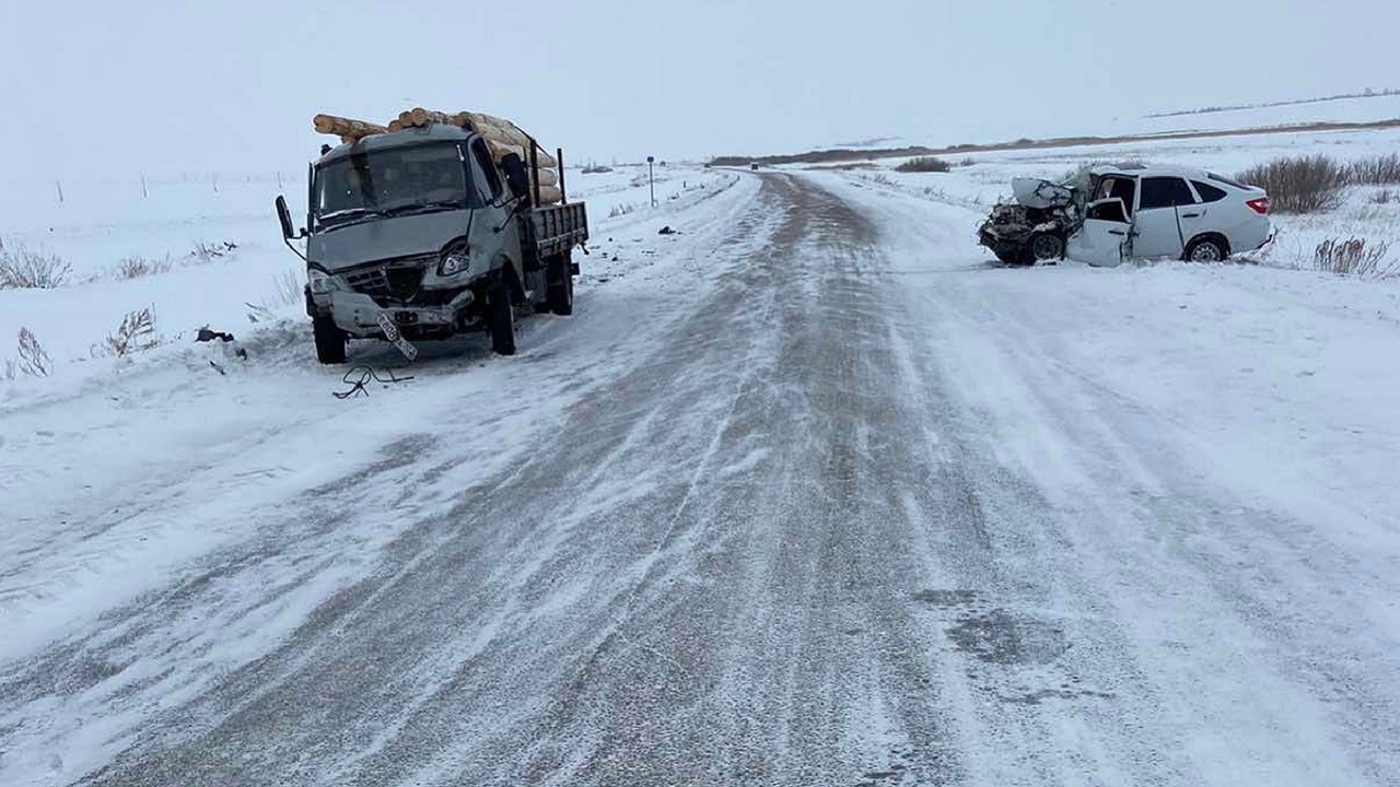 Грузовик протаранил легковой автомобиль на трассе в Челябинской области