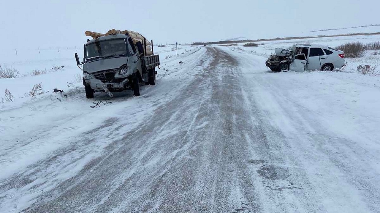 Грузовик протаранил легковой автомобиль на трассе в Челябинской области Грузовик протаранил легковой автомобиль на трассе в Челябинской области