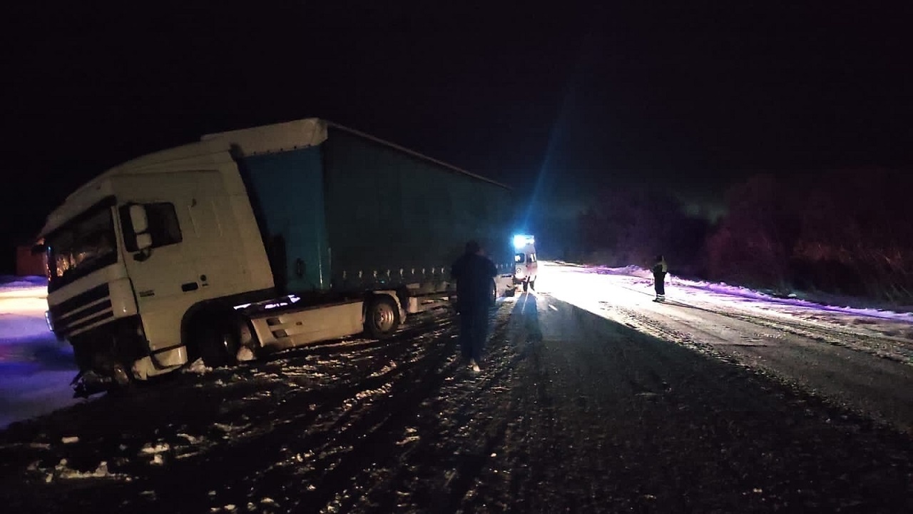 Водитель погиб в ДТП с фурой на трассе в Челябинской области