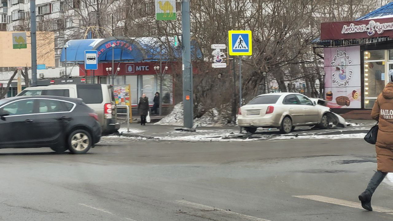 Автомобиль вылетел на тротуар после ДТП в Челябинске, есть пострадавшие