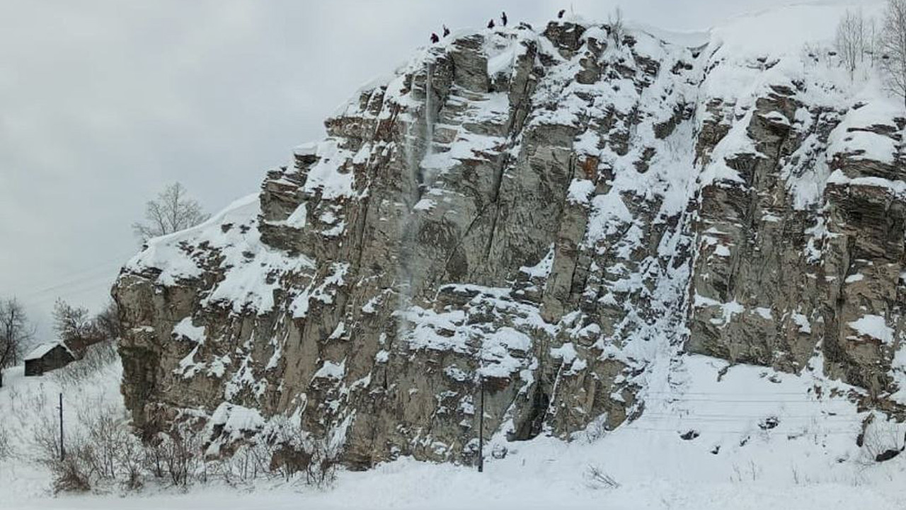 Жилой дом в Челябинской области накрыло снежной лавиной