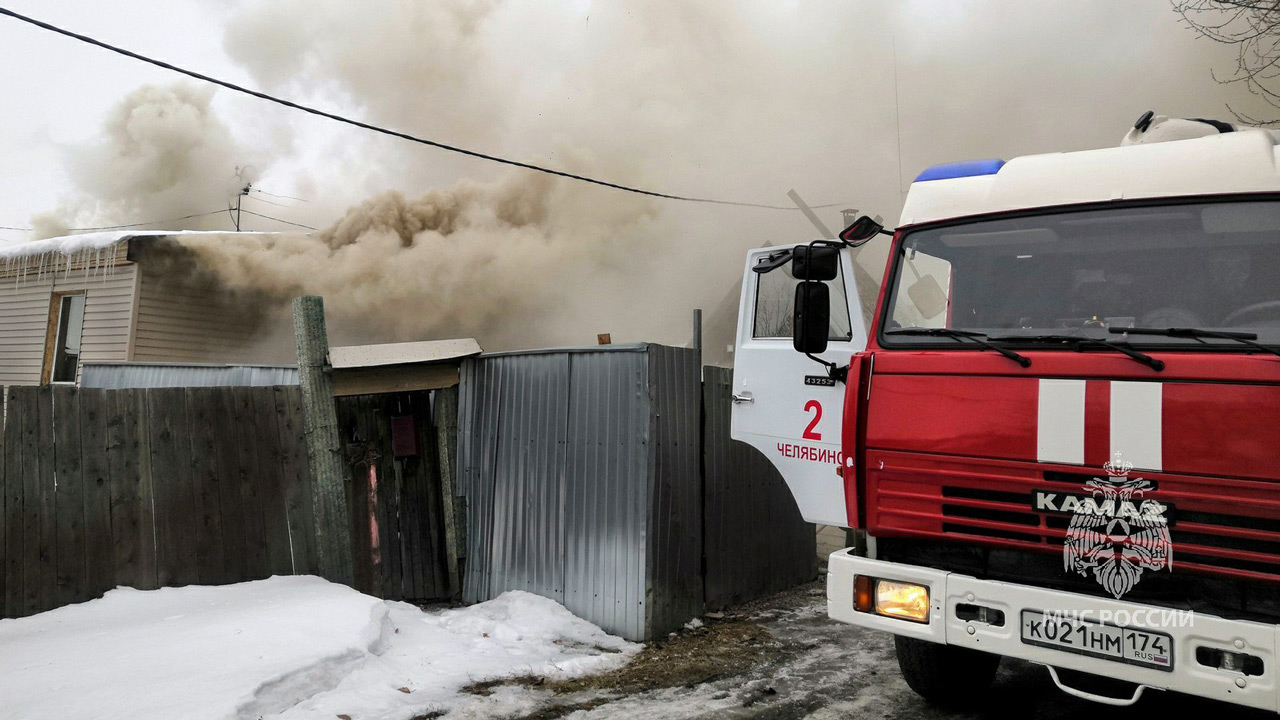 Жилые дома загорелись в частном секторе в Челябинске ВИДЕО