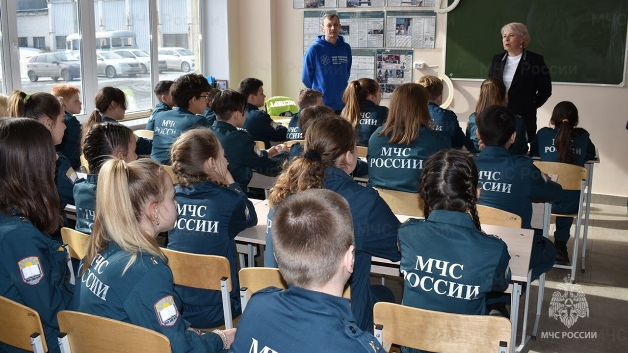 Спасатели-студенты обучают школьников Челябинска действиям в экстренных ситуациях