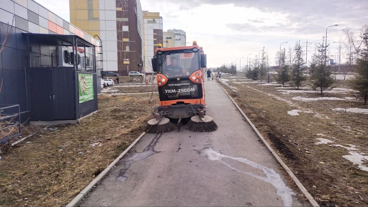 В Челябинске начали мыть дороги от грязи и мусора